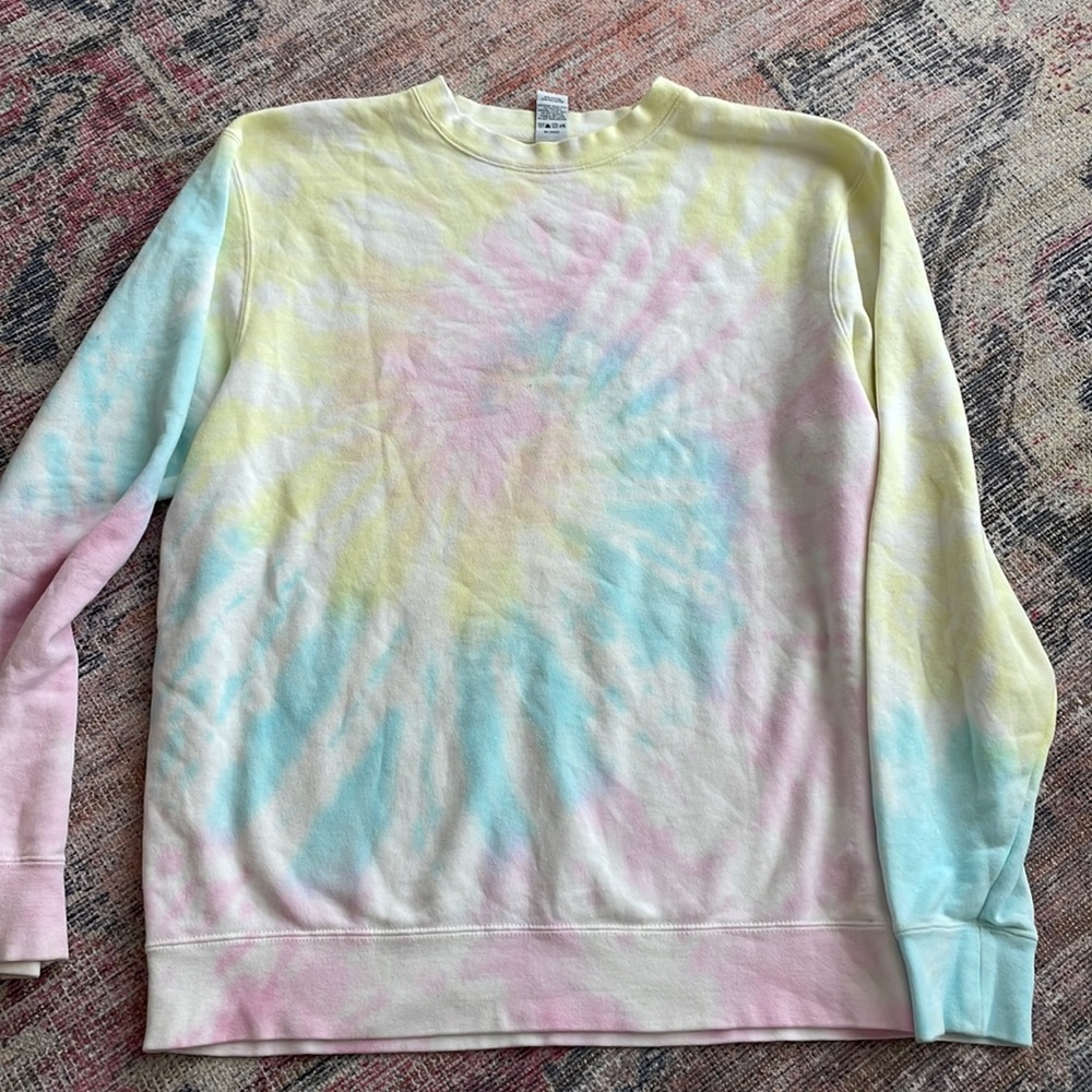 Super cute never been worn tie dye crew neck size medium